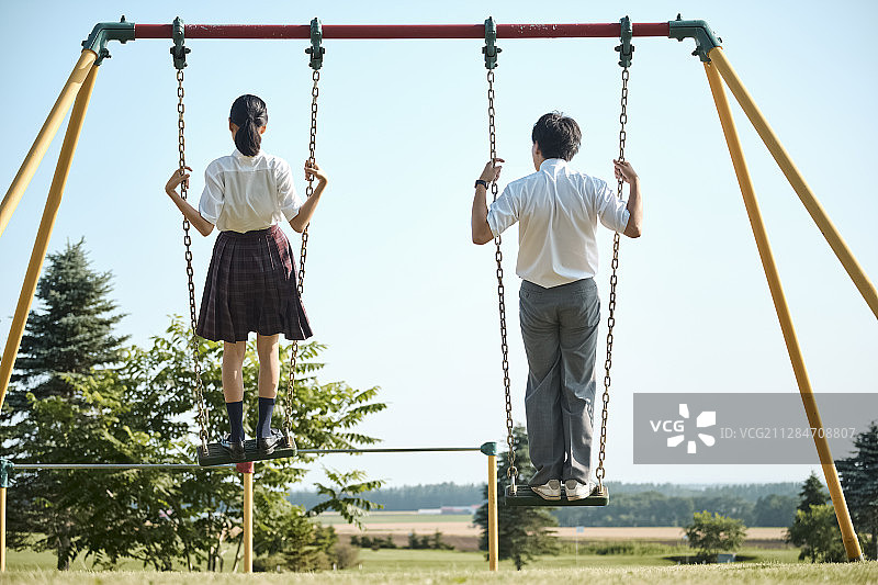 高中生情侣约会图片素材