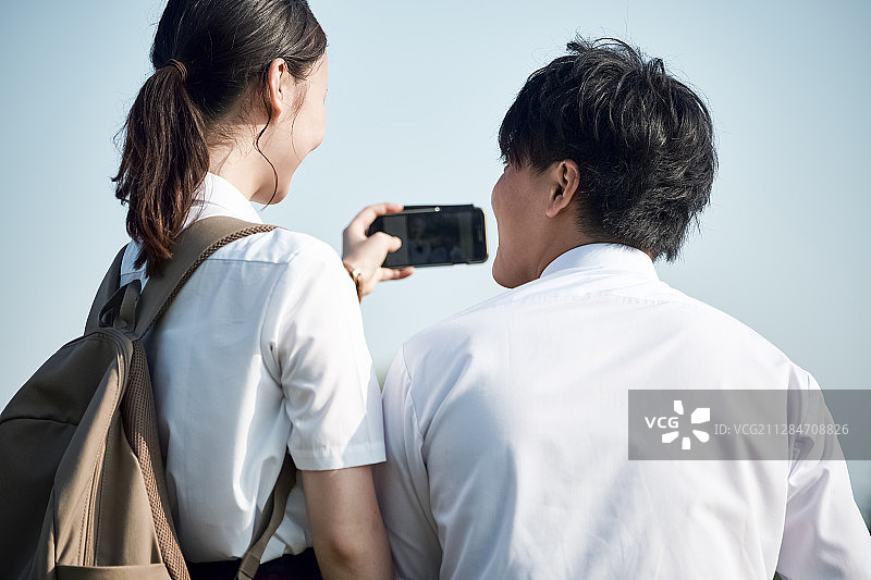 高中生情侣约会图片素材