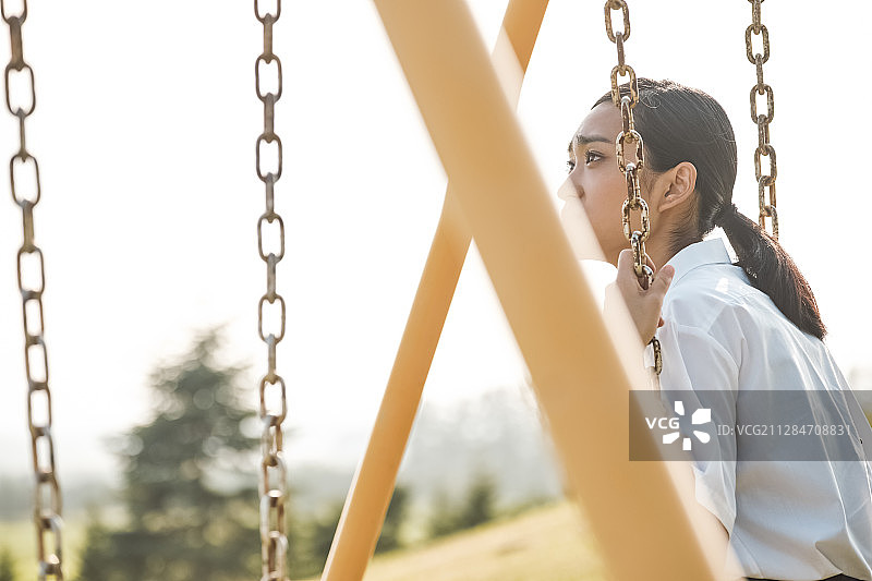 高中女生公园肖像图片素材