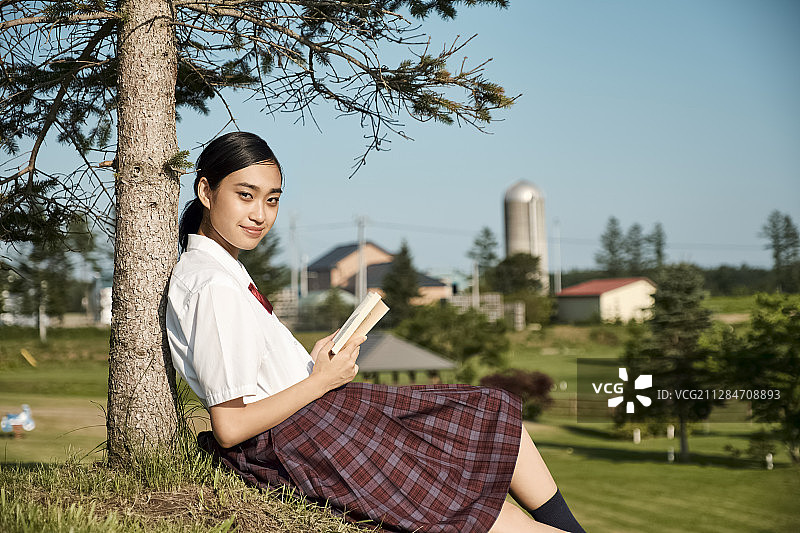 高中女生公园肖像图片素材