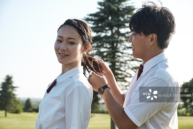 高中生情侣约会图片素材