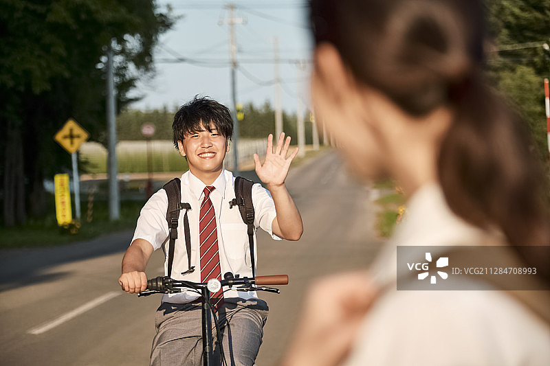 高中学生情侣去上学图片素材