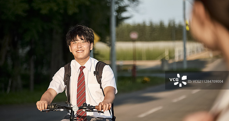 高中学生情侣去上学图片素材