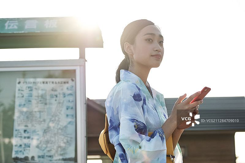 穿着浴衣约会的女人图片素材