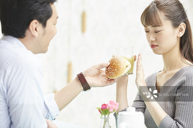 情侣共进早餐图片素材