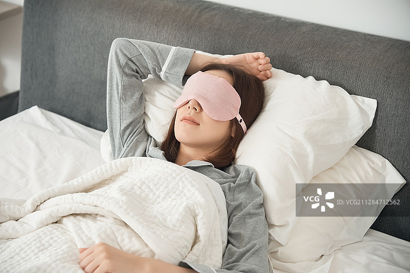 在床上睡觉的女人图片素材