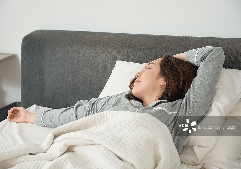 在床上醒来的女人图片素材