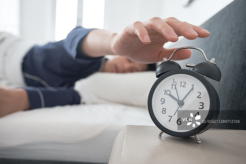 在床上醒来的男人图片素材