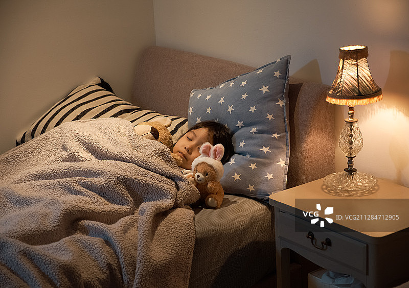 儿童在床上睡觉图片素材
