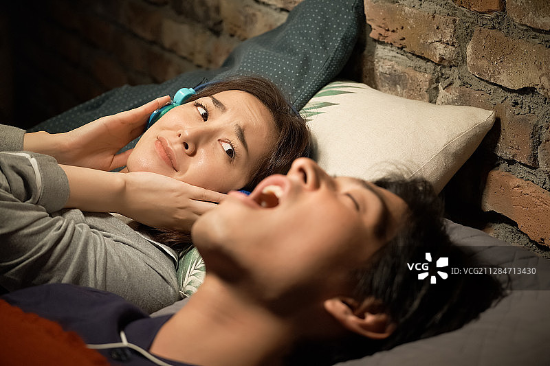 情侣受打鼾困扰图片素材