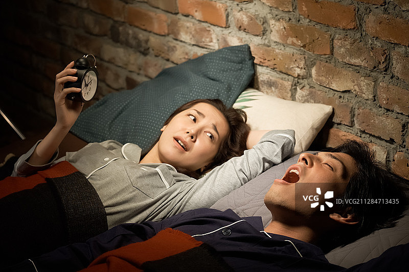 情侣受打鼾困扰图片素材