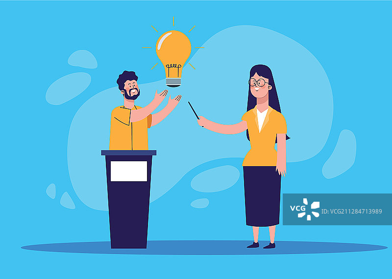 男人在讲台上，女人指着一个彩色灯泡图片素材