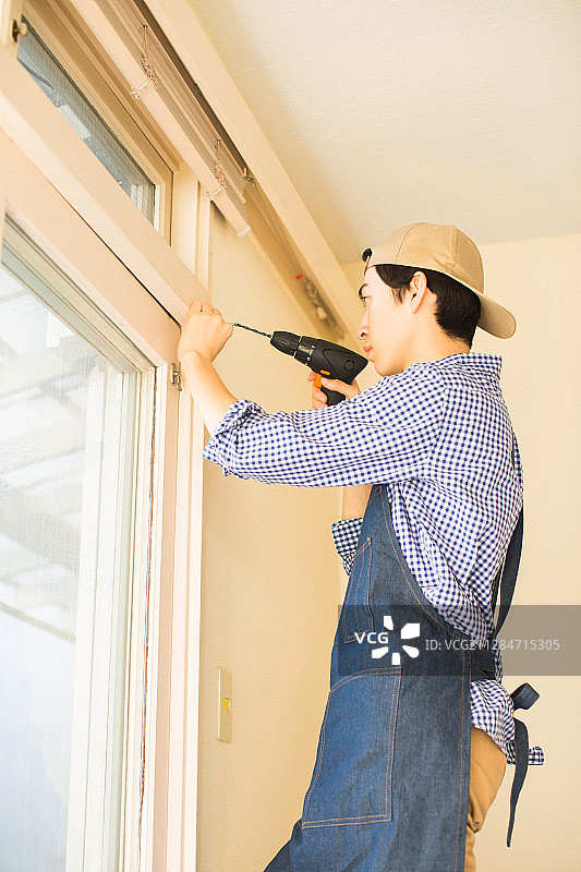 男人享受DIY图片素材