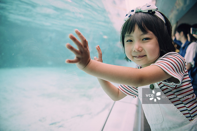 水族馆里的儿童女孩图片素材