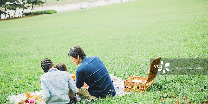 野餐家庭图片素材