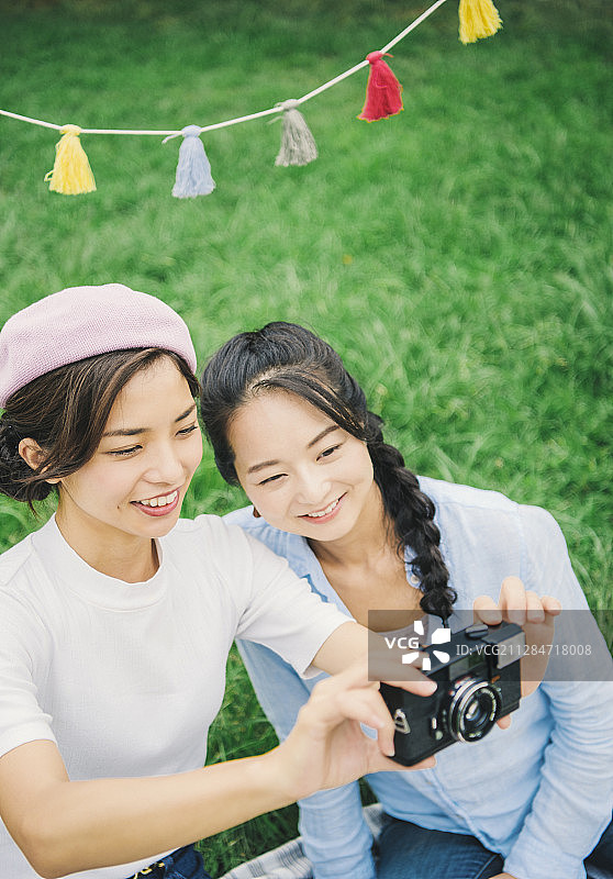 女性朋友们的野餐聚会图片素材