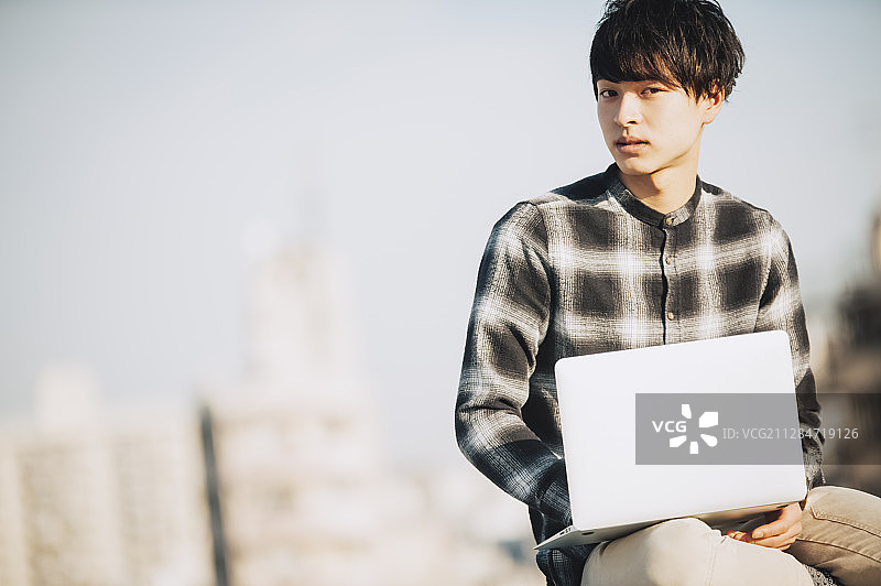 男性屋顶生活方式图片素材