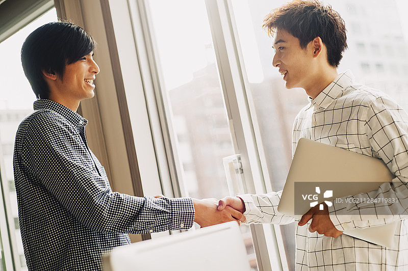 商人夜间工作图片素材