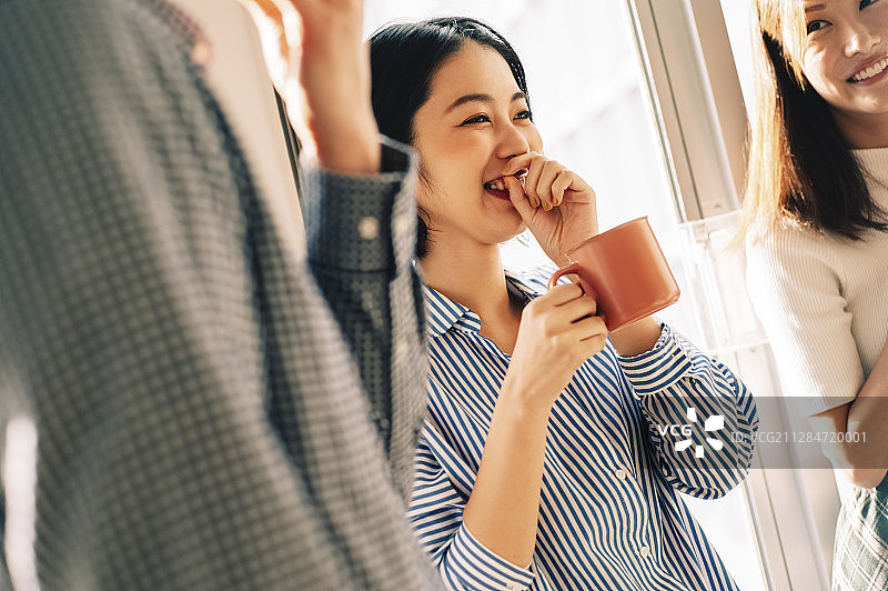 傍晚咖啡休息时间的女商人图片素材