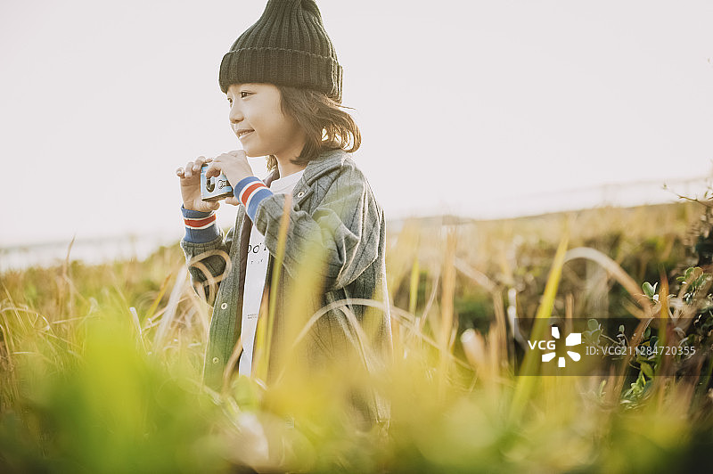 孩子们在河原玩耍图片素材