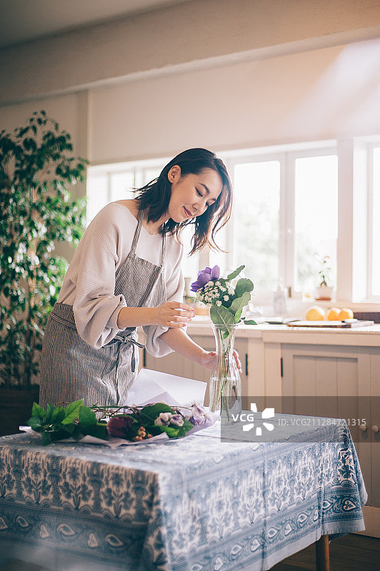 女人与花图片素材