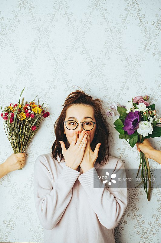 女性肖像花束图片素材