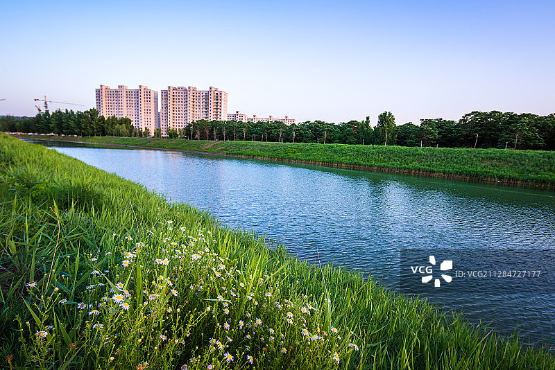 夕阳下的小河图片素材