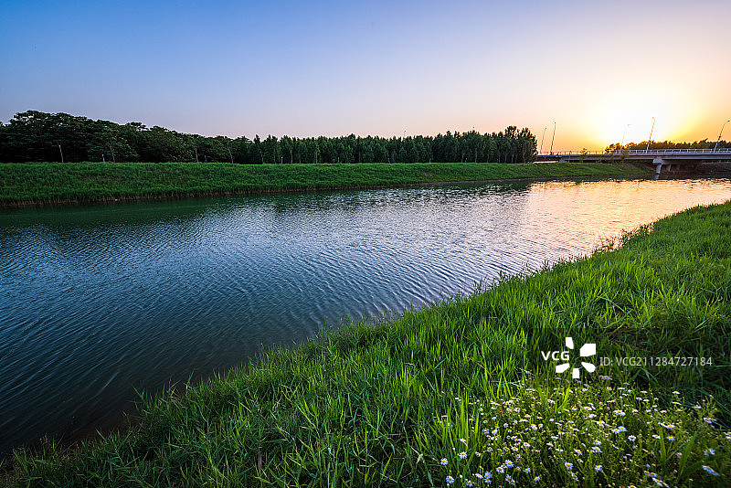 夕阳下的小河图片素材