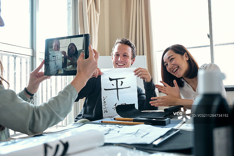 外国游客书法体验图片素材