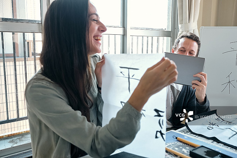 外国游客书法体验图片素材