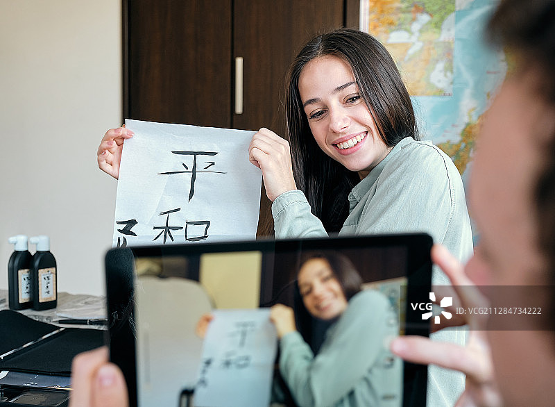 外国游客书法体验图片素材