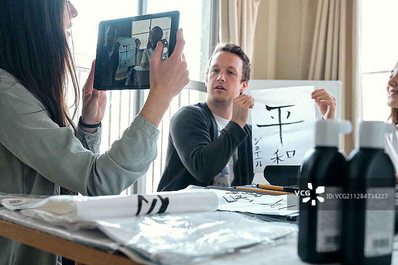 外国游客书法体验图片素材