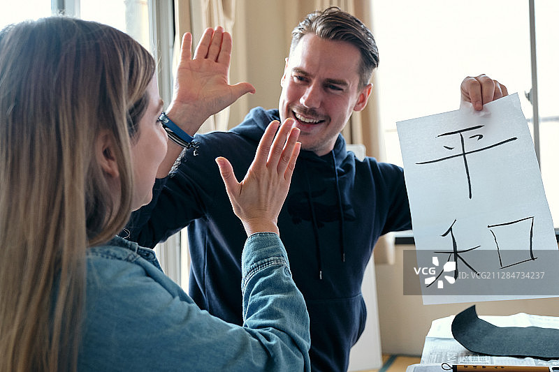 外国游客书法体验图片素材