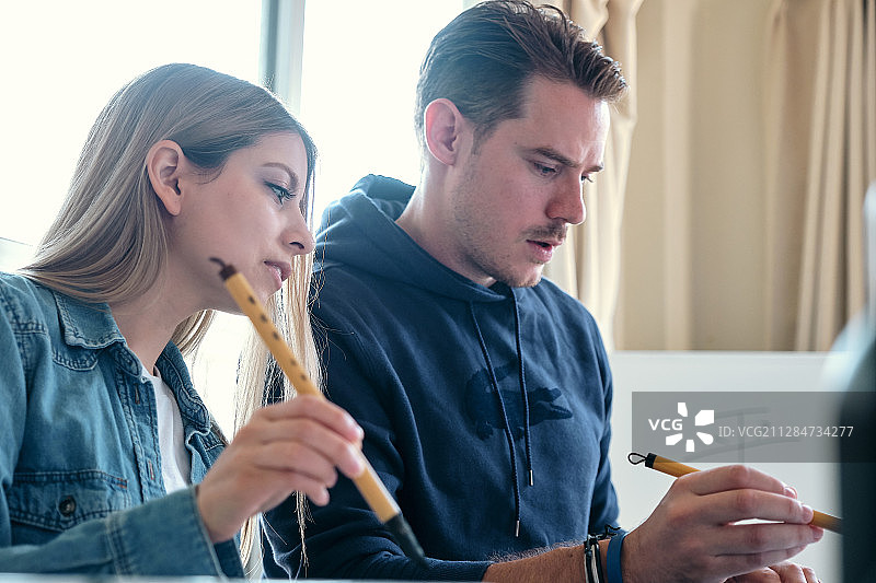 外国游客书法体验图片素材