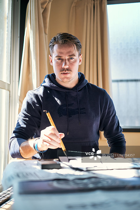 外国游客书法体验图片素材