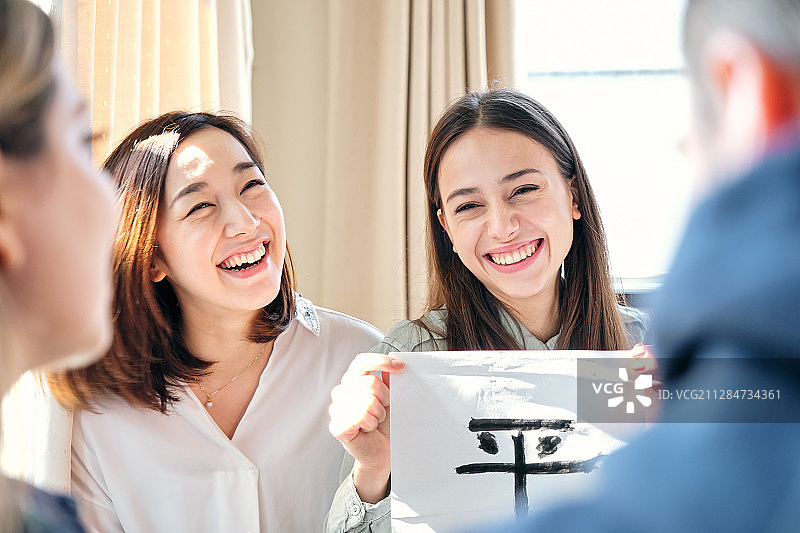 外国游客书法体验图片素材