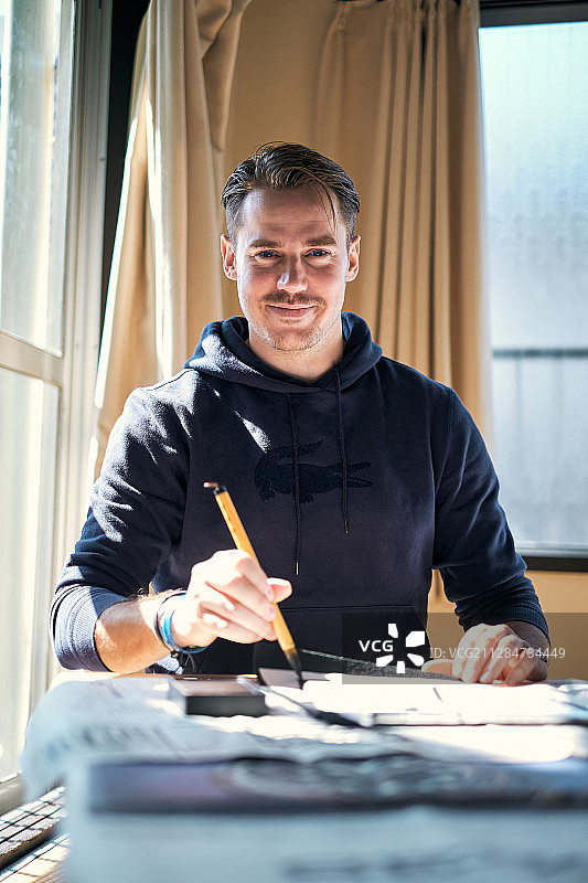 外国游客书法体验图片素材