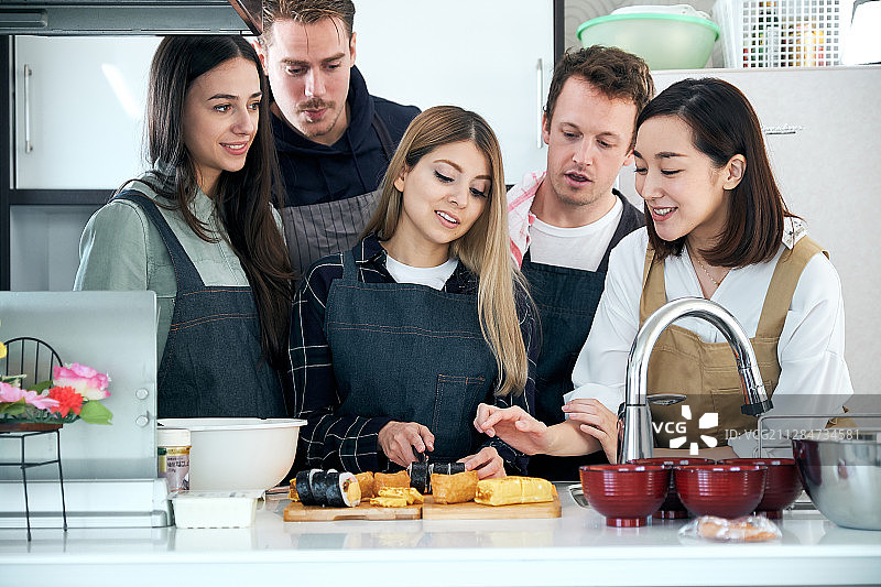 外国人参加的日本料理课程图片素材