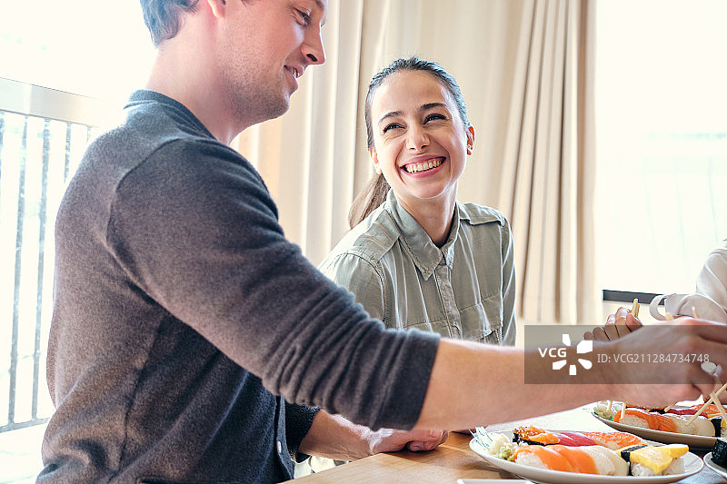 外国游客参加日本料理烹饪课程图片素材