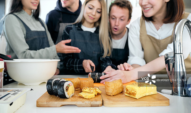 外国人参加的日本料理课程图片素材