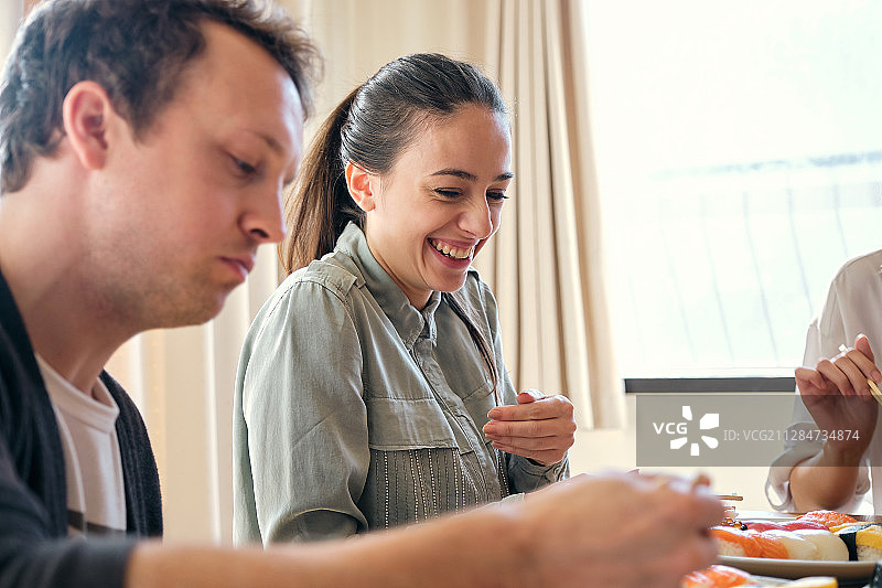 外国游客参加日本料理烹饪课程图片素材