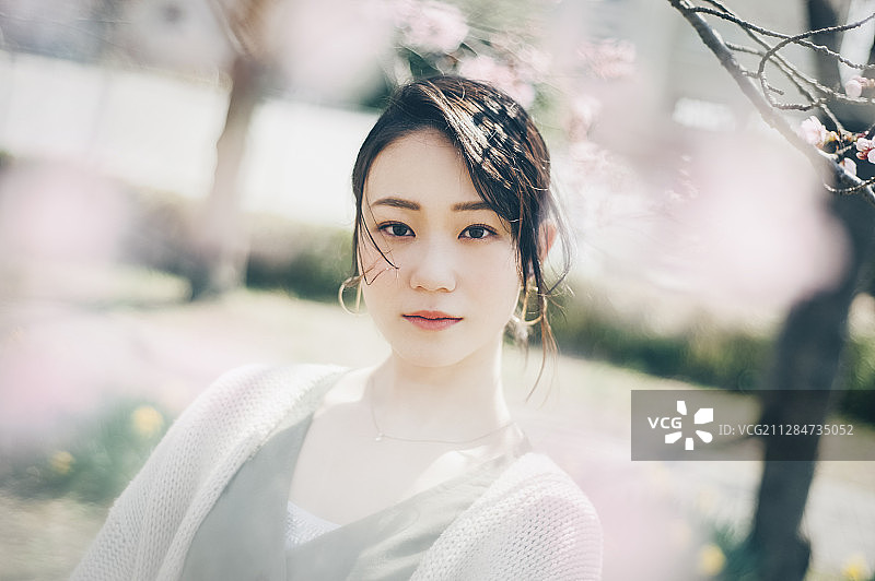 樱花烂漫，春日女子肖像图片素材