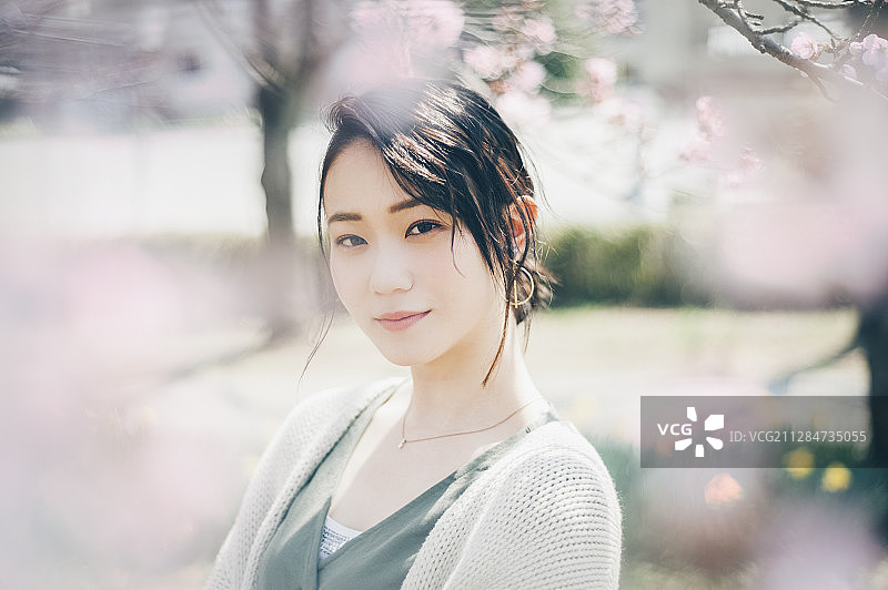 樱花烂漫，春日女子肖像图片素材