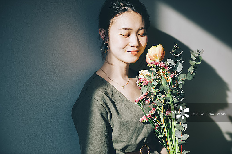 花束女人像图片素材
