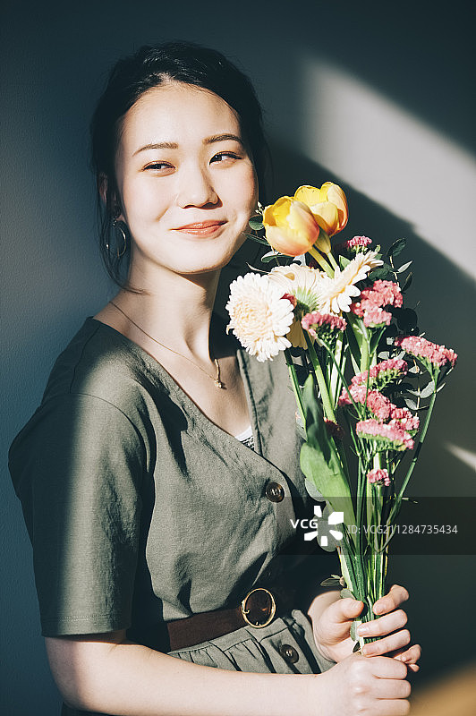 花束女人像图片素材