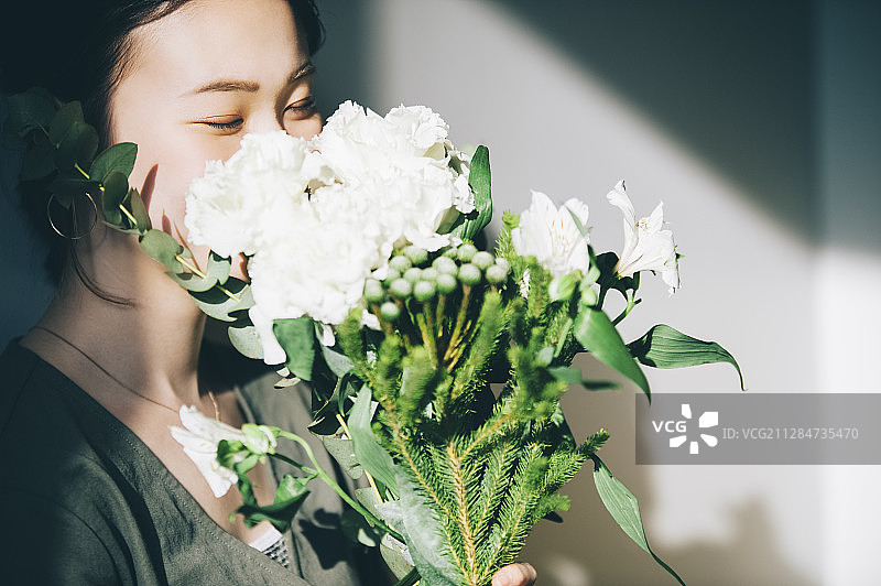 花束女人像图片素材
