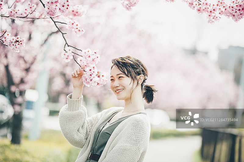 樱花盛开的春日女子图片素材