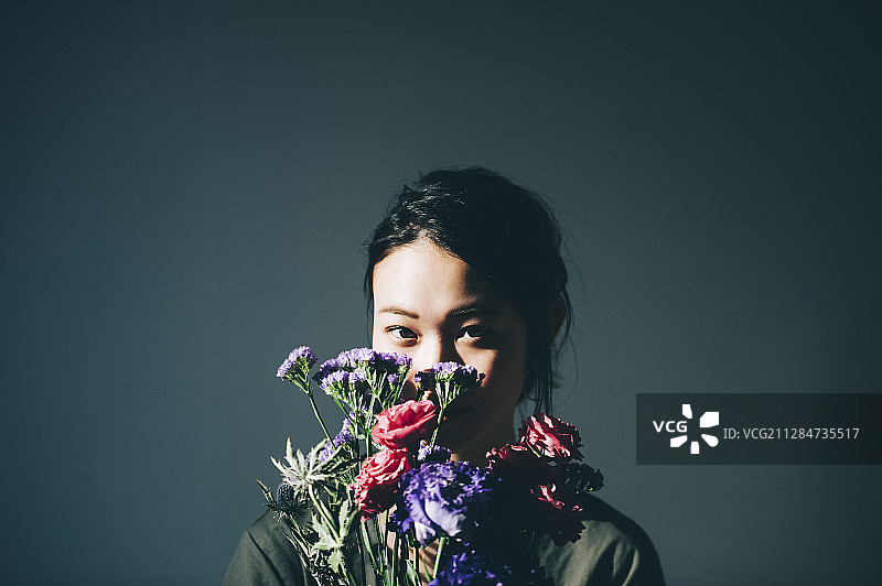 花束女人像图片素材