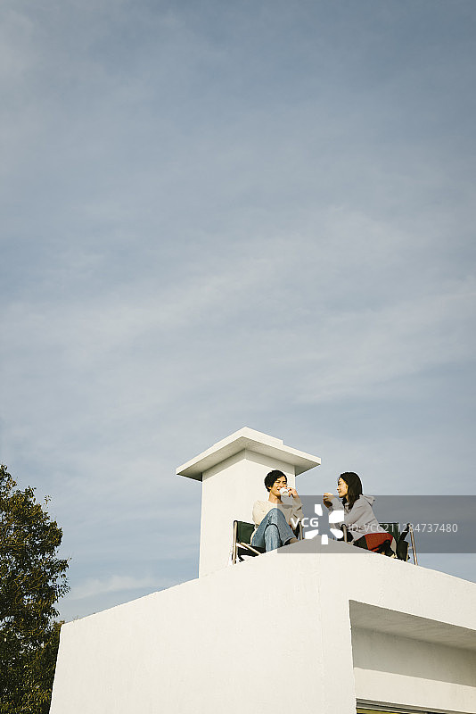 情侣在屋顶图片素材