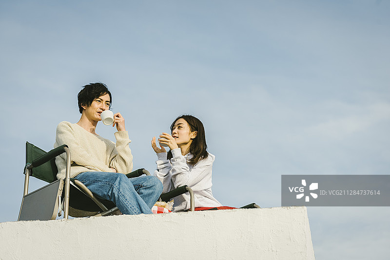 情侣在屋顶图片素材
